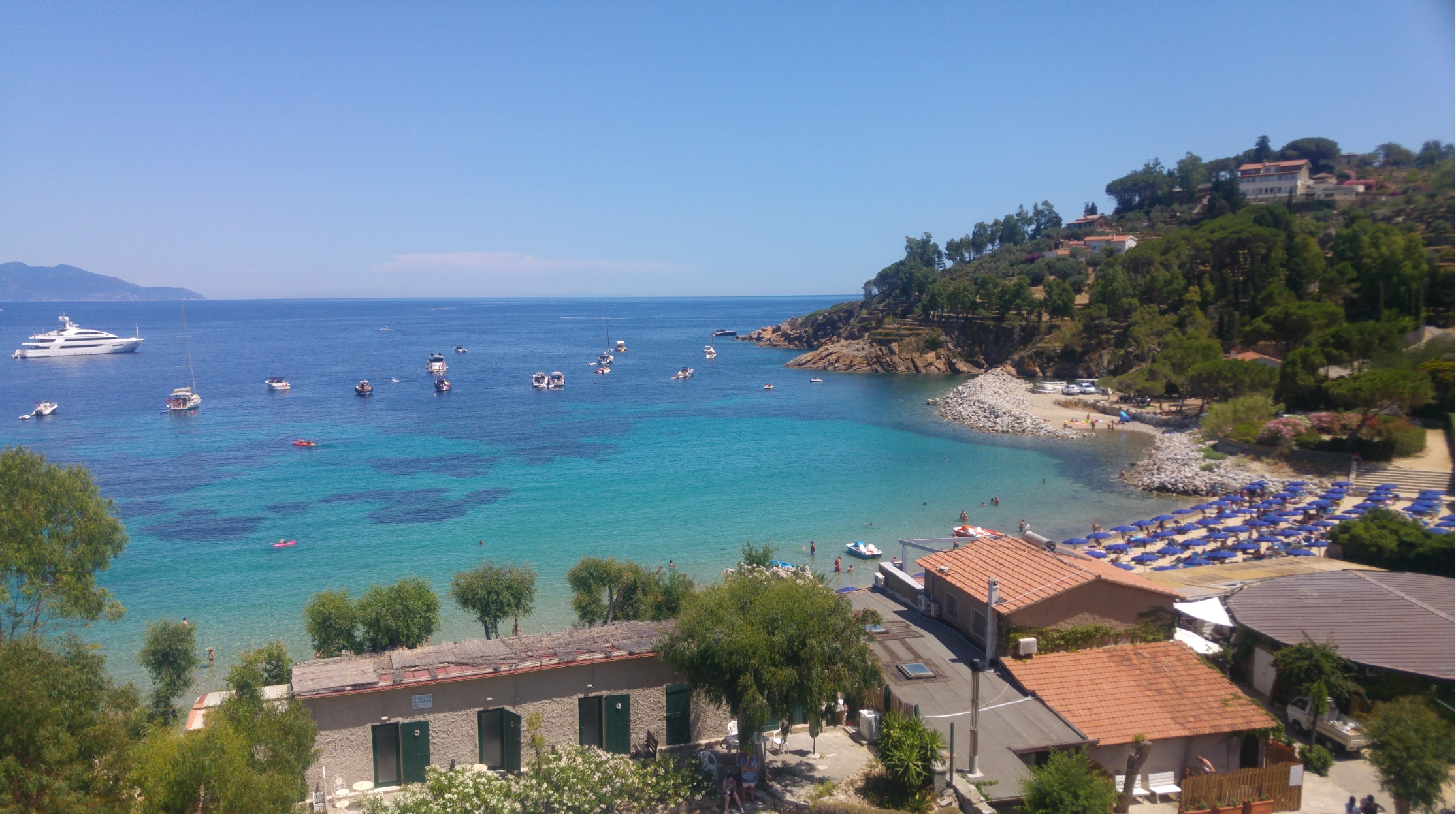 spiaggia delle cannelle all'isola del giglio